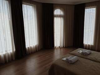 Отель Hotel Zugdidi Time Зугдиди Улучшенный двухместный номер с 2 отдельными кроватями-1
