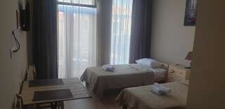 Отель Hotel Zugdidi Time Зугдиди Двухместный номер с 2 отдельными кроватями и балконом-2